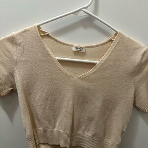 Vneck cropped shirt 
small
cream